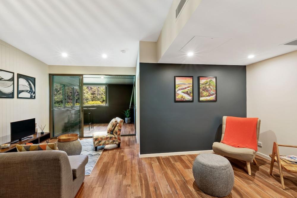 Altitude On Montville Exterior foto A living room with a sliding door