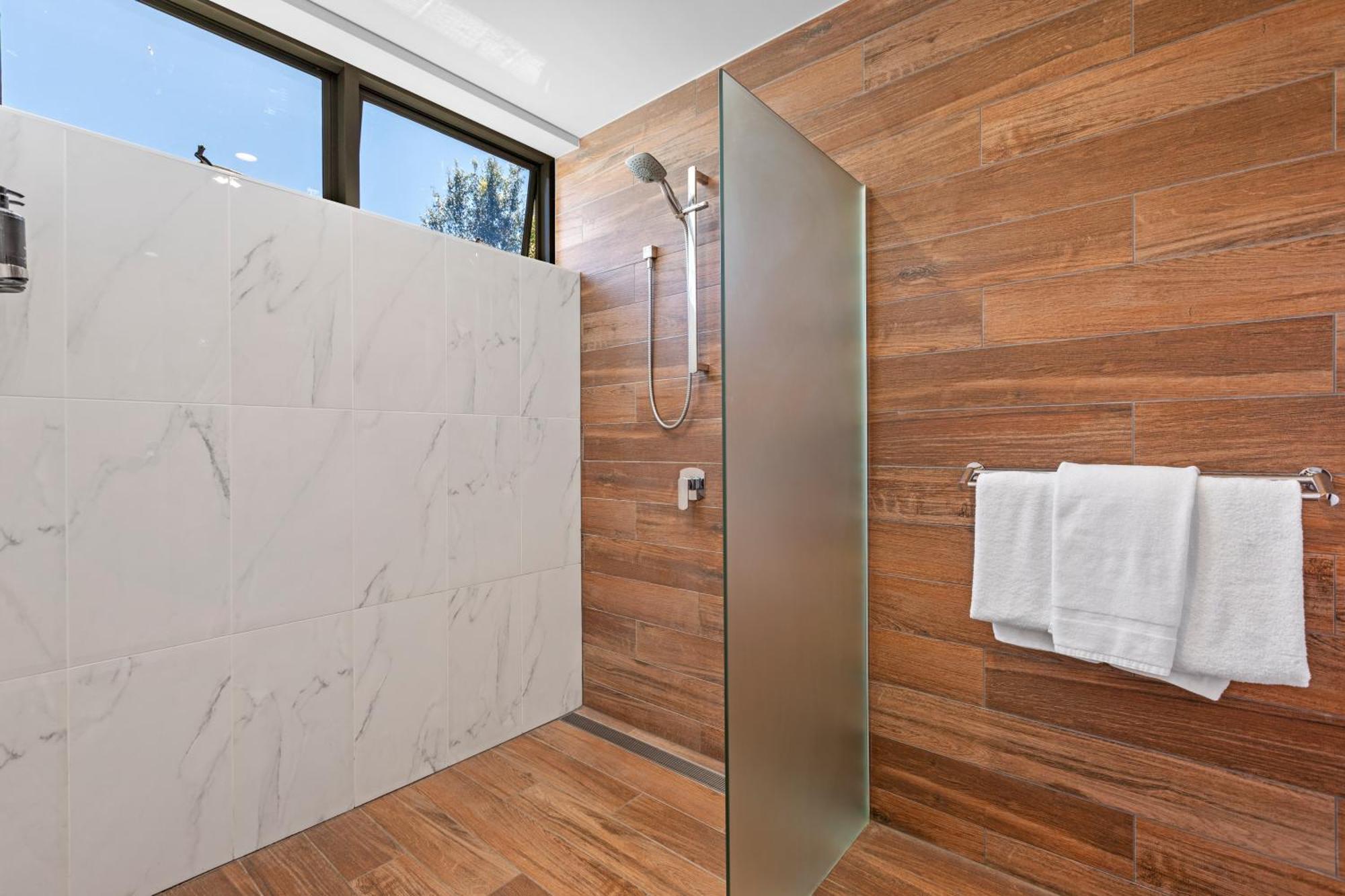 Altitude On Montville Cameră foto A shower with a fixed shower head and handheld shower head