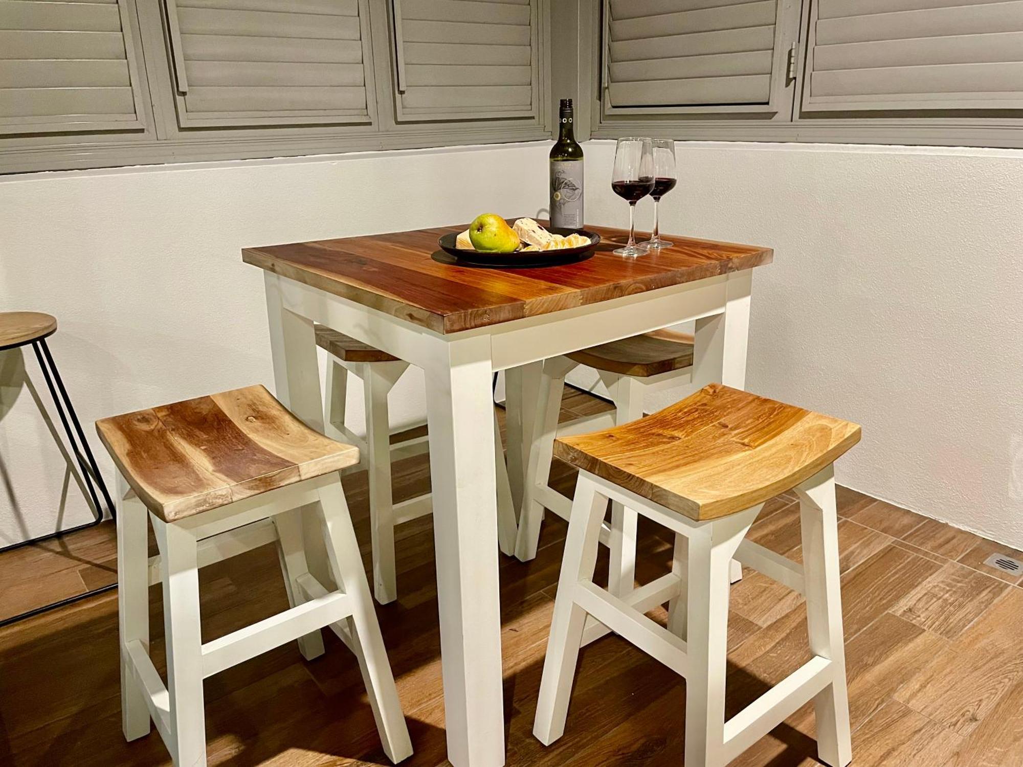 Altitude On Montville Cameră foto A bar table with bar stools