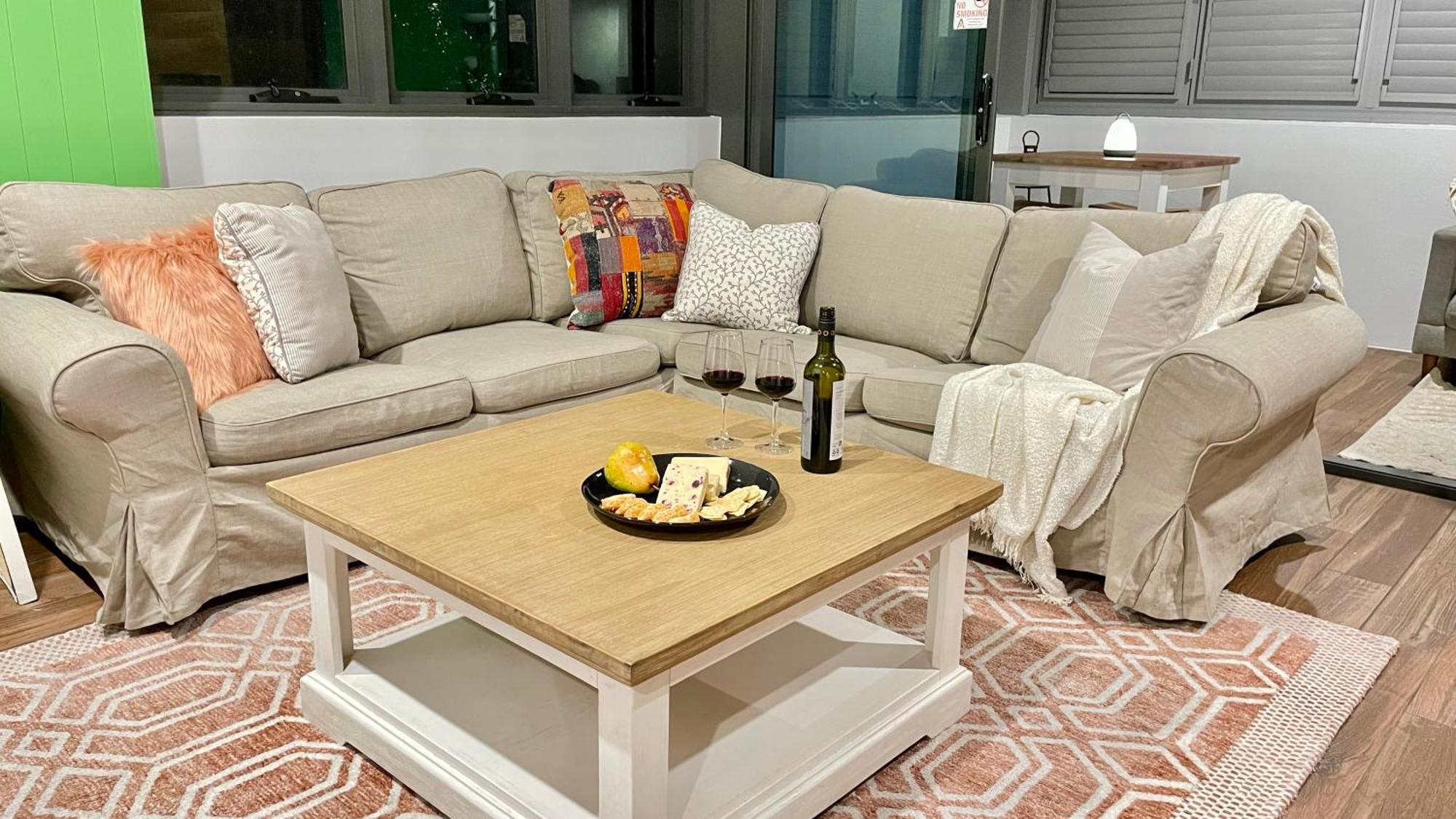 Altitude On Montville Cameră foto A coffee table in a living room