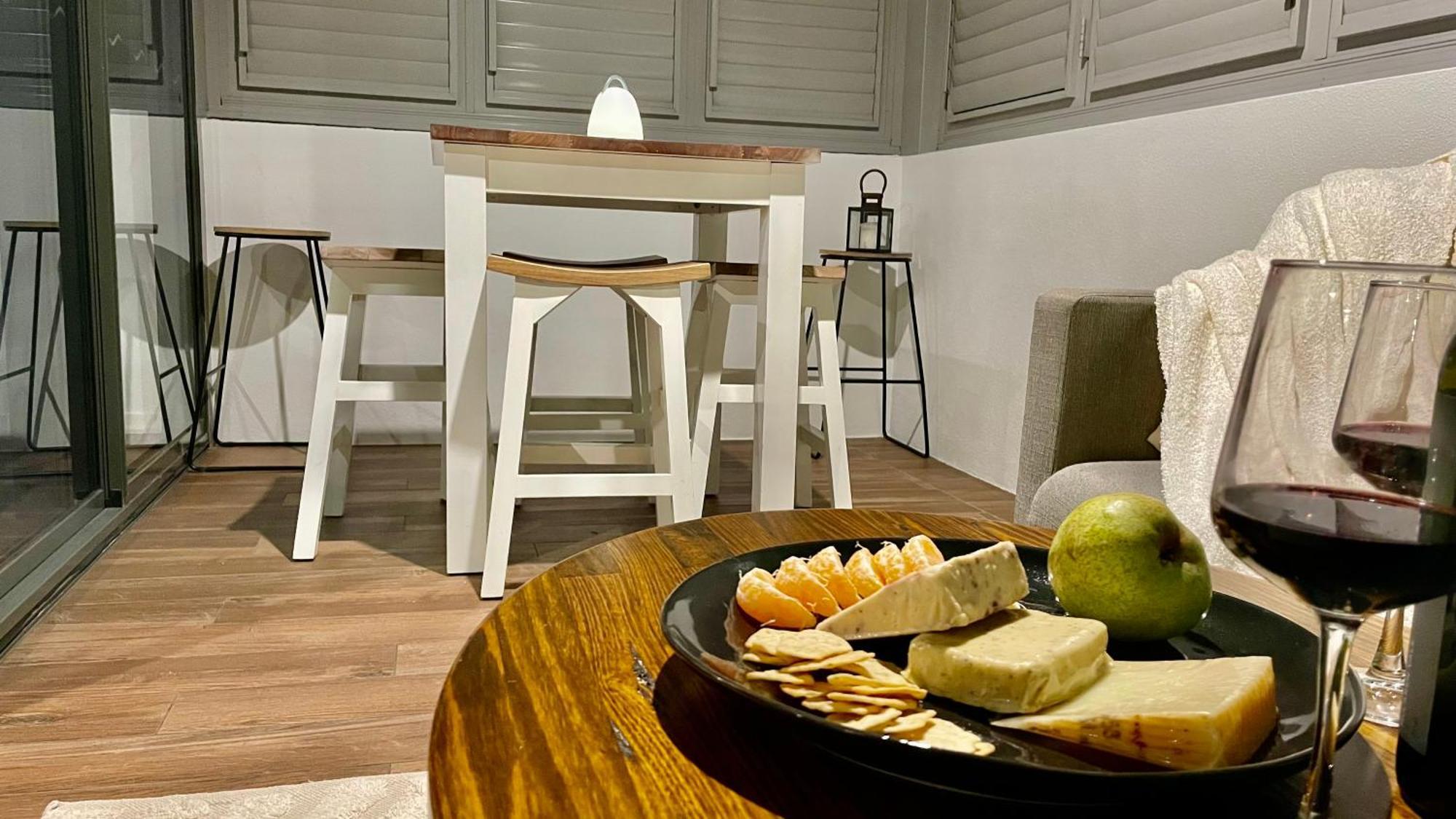 Altitude On Montville Cameră foto A kitchen with a breakfast bar