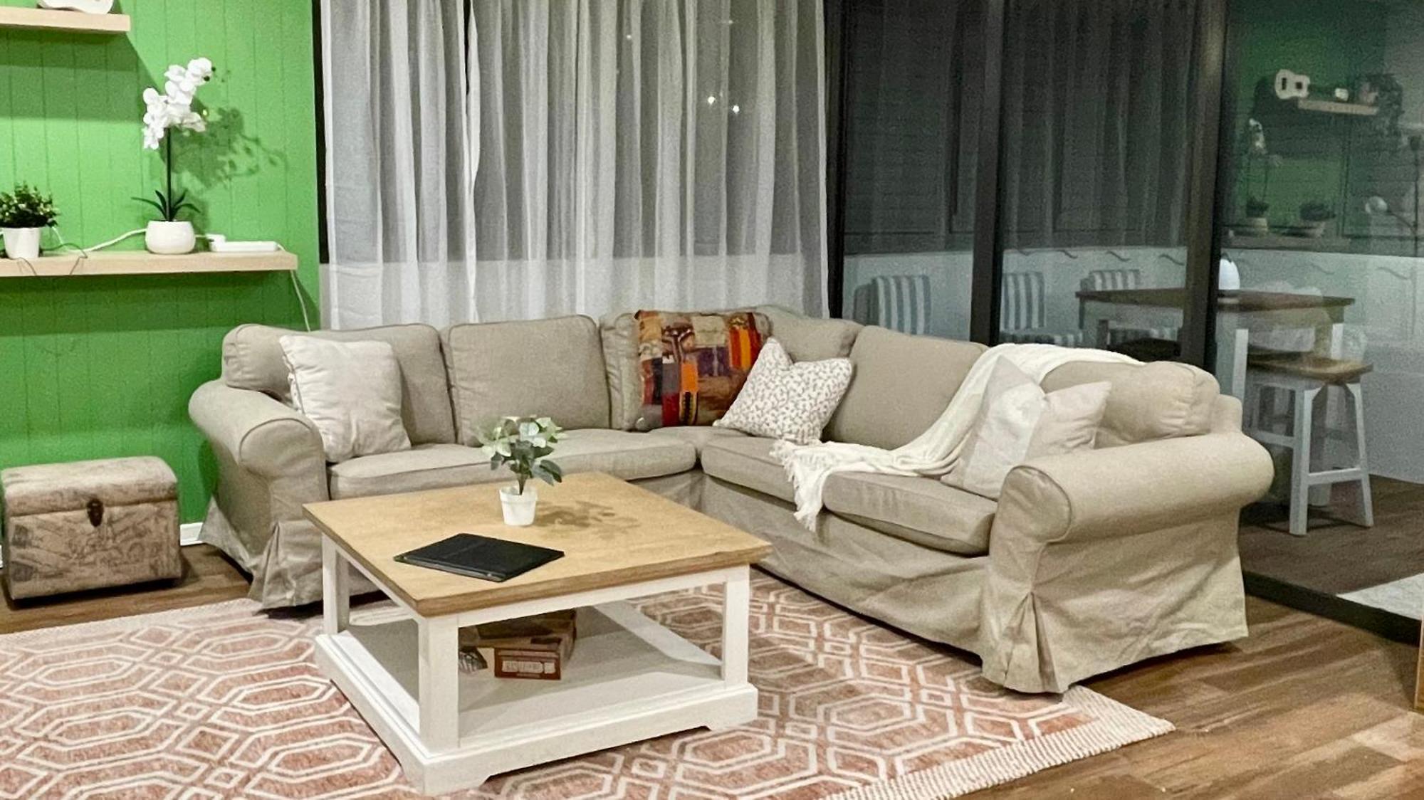 Altitude On Montville Cameră foto A living room with a sofa and a coffee table