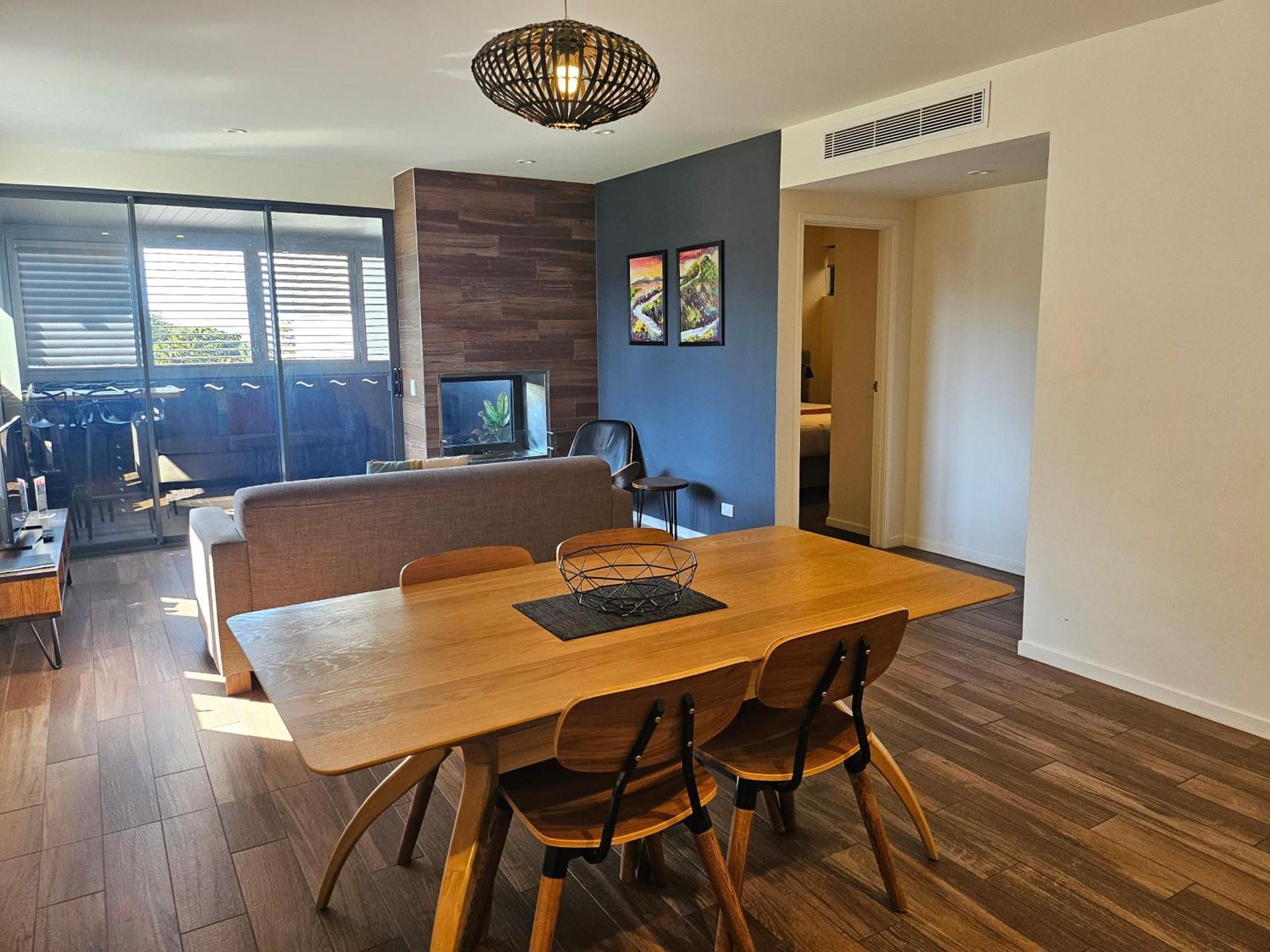 Altitude On Montville Exterior foto A living room in a typical apartment at the complex