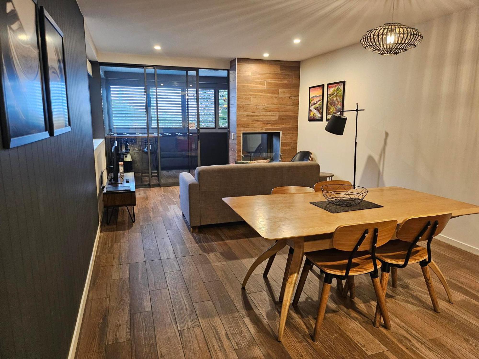 Altitude On Montville Cameră foto A living room in a typical apartment at the complex