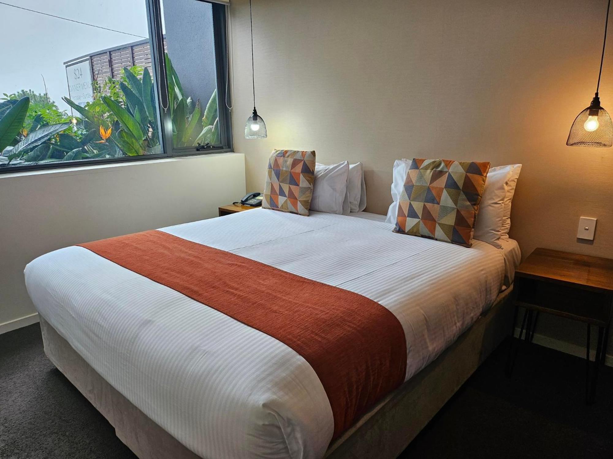 Altitude On Montville Cameră foto A bed with a bed runner